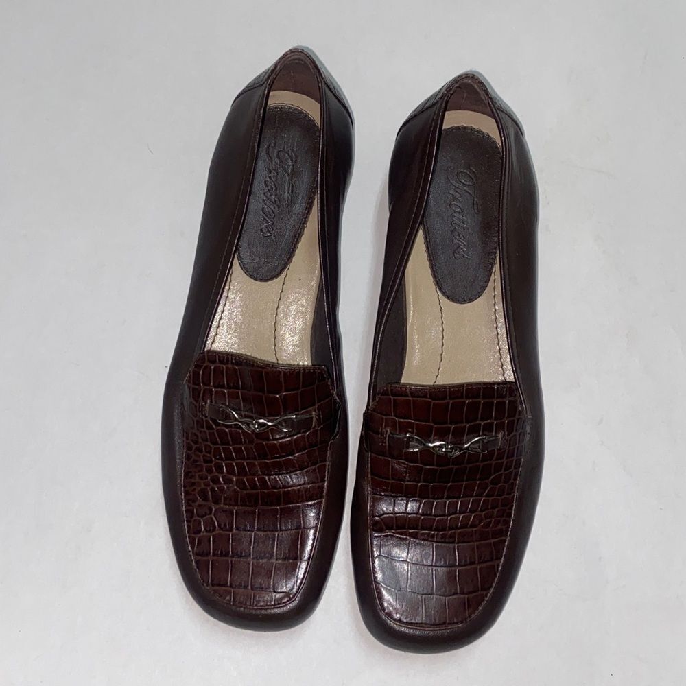 Trotters Dark Brown Embossed Loafers Women’s Shoes Size 7.5M